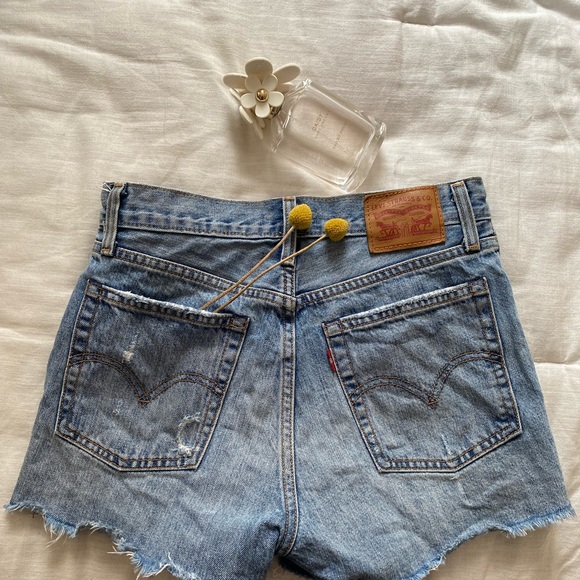 Levi’s Wedgie Shorts - Picture 2 of 4
